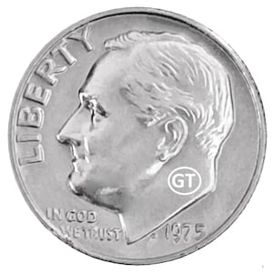 Könnte beinhalten: Eine silberne Zehn-Cent-Münze mit dem Profil eines Mannes, dem Wort "LIBERTY" und dem Satz "IN GOD WE TRUST". Das Jahr "1975" ist sichtbar. Eine kleine "GT"-Markierung ist vorhanden. Diese Münze ist ein Sammlerstück.