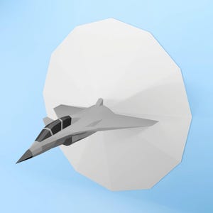 Peut inclure: Un avion à réaction gris de style low-poly avec un cockpit noir, positionné devant une grande forme géométrique blanche, sur un fond bleu clair. L'avion a un nez et des ailes triangulaires.