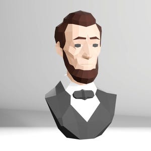 以下が含まれることがあります： アブラハム・リンカーンのローポリ3Dバスト。このフィギュアは、茶色のひげと髪、白いシャツ、黒い蝶ネクタイ、濃い灰色のスーツを着ています。バストは明るい灰色の背景に配置されています。