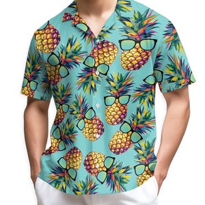Könnte beinhalten: Ein kurzärmeliges Hemd mit hellblauem Hintergrund und einem sich wiederholenden Muster aus gelben und lila Ananas mit Sonnenbrille. Die Ananas haben grüne, gelbe und violette Blätter.