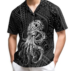 Puede incluir: Camisa negra y gris de manga corta con un diseño de pulpo blanco. La camisa tiene un cuello abotonado y un patrón tribal detallado. El diseño del pulpo está centrado en la parte delantera de la camisa.