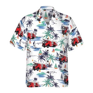 Op de afbeelding: Wit overhemd met korte mouwen en tropische print. Het ontwerp toont rode brandweerwagens, palmbomen, zeilboten en een eilandlandschap. Het shirt heeft een klassieke kraag en een relaxte pasvorm.