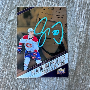 Könnte beinhalten: Eine Sport-Sammelkarte mit Juraj Slafkovsky von den Montreal Canadiens in einem weiß-rot-blauen Trikot. Die Karte enthält ein hellblaues Autogramm, den Text Platinum Profiles und das Upper Deck-Logo am unteren Rand.