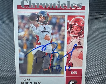 Tarjeta autografiada de Tom Brady, estilo Panini Chronicles, con la inscripción “tb12” NEW ENGLAND PATRIOTS / Tampa Bay Buccaneers