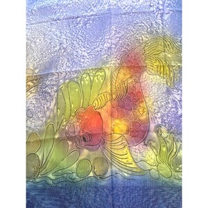 Könnte beinhalten: Farbenfrohes Textil mit einem Goldfisch-Design. Der Fisch ist in Rot-, Orange- und Gelbtönen dargestellt, mit detaillierten Schuppenmustern. Grüne Wasserpflanzen und ein blauer Hintergrund ergänzen das Kunstwerk.