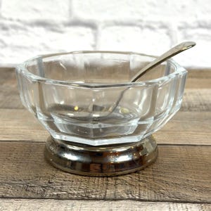 Cuchara de Sheffield vintage de los años 50, de cristal octogonal, estilo MCM, con pedestal plateado.