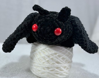 Moff Man Cozy Cuddle Cohort - Gehäkelter Mothman Stofftier Kuschelbegleiter