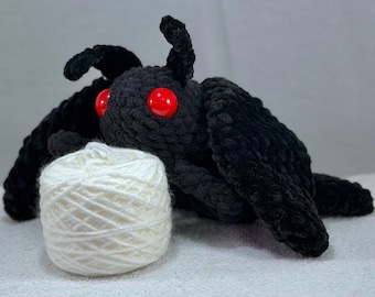 BIG Moff Man Cozy Cuddle Cohort - Gehäkeltes Großes Mothman Stofftier Kuschelbegleiter