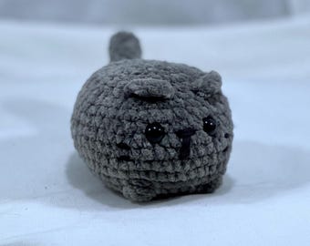 Chibble Desk Abettor - Gehäkelter runder Katzenbrötchen Schreibtischbegleiter