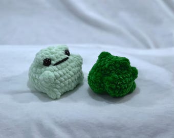 Cheeked-Up Ferg Schreibtisch-Abettor - Gehäkelter Thicc Frosch Stofftier-Schreibtischbegleiter