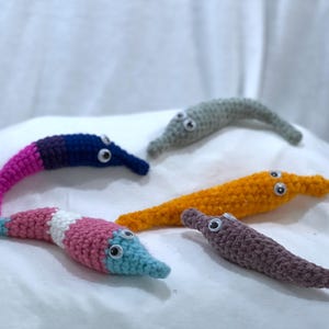 Werm Desk Abettor - Snörmask av snöre virkad gosedjursskrivbordskompanjon