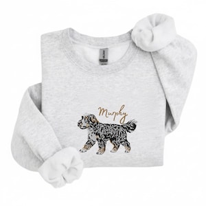 Geborduurd Bernedoodle-sweater, gepersonaliseerde naamtrui, trui met ronde hals, aangepaste hondenrastrui, hondenliefhebber cadeau, gezellige huisdiereigenaar