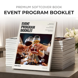 Puede incluir: Una pila de folletos de programas de eventos blancos con el título "EVENT PROGRAM BOOKLET" en letras negras en negrita. La portada del folleto superior presenta una foto de personas brindando con copas de vino. También se ve el texto "ISSUE NO.05 January 2025".