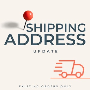 Könnte beinhalten: Eine Grafik mit einem roten Pinnadel-Symbol und dem dunkelgrauen Text SHIPPING ADDRESS UPDATE. Darunter erscheint das Wort UPDATE in kleinerer Schrift, gefolgt von einer orangefarbenen LKW-Kontur und dem Text EXISTING ORDERS ONLY unten.
