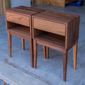 MITERED BOX NIGHTSTAND / Modern 5 & 5 Style / Walnut Hardwoods w / Ambrosia Maple Back / Single Drawer / Tapered Legs / 18 W x 12 D imagen 6