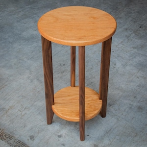 ROUND ACCENT TABLE  |  Solid American Hardwoods  |  Permanent Shelf  |  12" Diameter