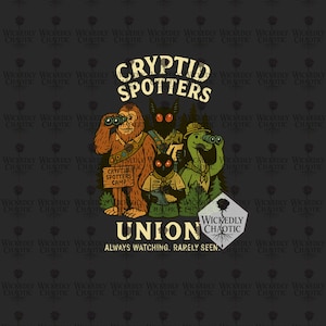 Può includere: Grafica in stile fumetto con la scritta "Cryptid Spotters Union" e illustrazioni di creature criptide, tra cui Bigfoot e Mothman, con binocoli. Il design include anche la frase "Always Watching. Rarely Seen."