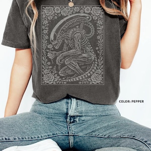 Vintage Alien Xenomorph Floral Retro Folklore T-shirt