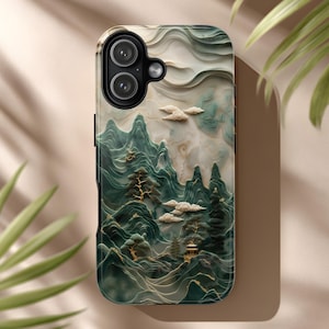 Può includere: Custodia per telefono con un design paesaggistico 3D con montagne verdi, alberi e una pagoda. La custodia ha una texture marmorea con accenti bianchi e dorati, creando un'estetica serena e artistica.
