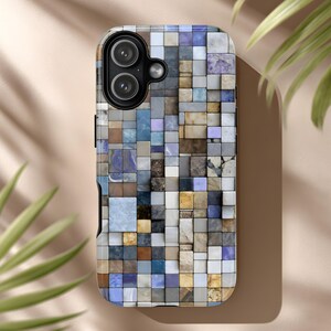 Puede incluir: Una funda para smartphone con un diseño de mosaico. La funda presenta un patrón de pequeñas baldosas de forma irregular en tonos azules, grises, beige y morados. Las lentes de la cámara son visibles en la parte superior y la funda tiene un borde negro.