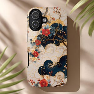 Puede incluir: Una funda de teléfono con un diseño floral con flores rojas, azules y amarillas, detalles dorados y un patrón de nubes azul marino. La funda tiene un acabado brillante y un borde negro.