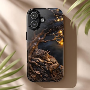 Puede incluir: Funda de teléfono negra con un relieve detallado de un lobo durmiendo bajo un árbol. El diseño incluye un cielo estrellado y acentos brillantes. La funda tiene un recorte para doble cámara.