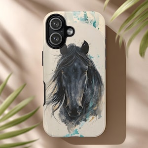 Puede incluir: Funda de teléfono con una ilustración de acuarela de la cabeza de un caballo negro con una melena fluida. El diseño tiene un fondo crema con acentos turquesa. La funda tiene un acabado brillante y un recorte para la cámara.