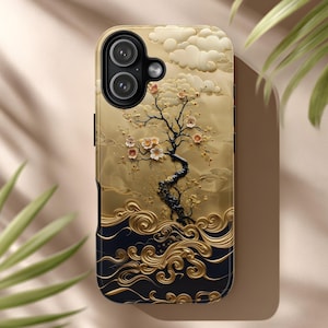 Könnte beinhalten: Eine Handyhülle mit einem gold-schwarzen Design mit einem stilisierten Baum mit pfirsichfarbenen Blüten. Die Hülle hat einen 3D-Effekt mit Wolken und Wirbelmustern. Die Handyhülle hat zwei Kameralinsen.