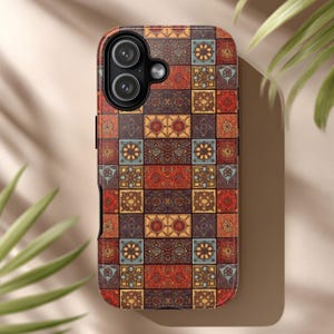 Peut inclure: Une coque de téléphone avec un motif coloré. Le motif est composé de carrés aux tons de rouge, orange, jaune et bleu. Le design présente un aspect ornemental complexe, avec des éléments floraux et géométriques.