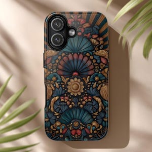 Puede incluir: Una funda de teléfono con un intrincado diseño floral en tonos turquesa, azul marino, dorado y rojo. La funda presenta un patrón detallado de flores y hojas estilizadas, creando un aspecto decorativo y artístico. La funda del teléfono tiene un acabado brillante.
