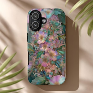 Puede incluir: Funda de teléfono con un diseño floral con flores rosas, moradas y azules. La funda tiene un acabado brillante y un borde oscuro. Las flores están rodeadas de hojas verdes, creando un patrón vibrante y colorido.