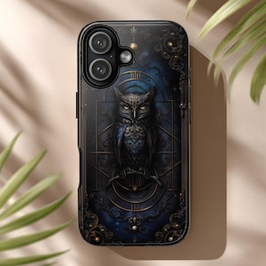 Puede incluir: Funda de teléfono negra con una detallada ilustración de un búho. El diseño presenta un fondo azul oscuro con adornos dorados y patrones geométricos. El búho es el foco central, con detalles intrincados. Acabado brillante.