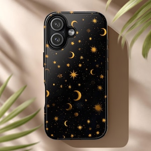 Puede incluir: Funda de teléfono negra con un diseño celestial con estrellas doradas y lunas crecientes. La funda tiene un acabado brillante y un recorte para la cámara. El diseño se repite en toda la parte posterior de la funda.