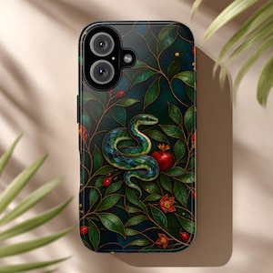 Könnte beinhalten: Eine Smartphone-Hülle mit einem dunklen, komplexen Design, das eine gewundene grüne und blaue Schlange zeigt, umgeben von dunkelgrünen Blättern, roten Granatäpfeln und kleinen roten Blüten, alles mit feinen goldenen Linien umrandet.