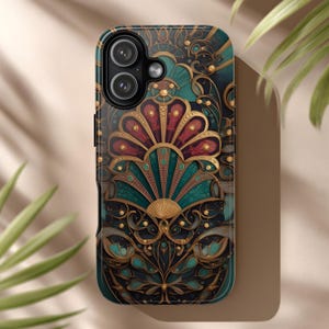 Puede incluir: Una funda para smartphone con un diseño ornamentado inspirado en el Art Déco. La funda presenta una combinación de colores turquesa, burdeos y dorado con intrincados patrones florales y geométricos. La funda tiene un acabado brillante y un recorte para la cámara.