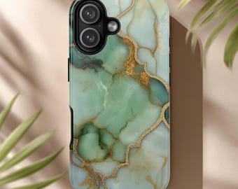 以下が含まれることがあります： 大理石模様のスマートフォンケース。緑と白の渦巻き模様に金色のアクセントが施されています。ケースにはカメラ用の切り抜きがあり、縁は黒色です。