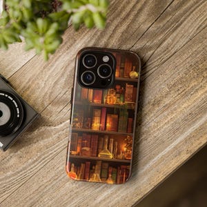 Custodia per telefono Enchanted Bookshelf, Cozy Library Art, Magical Academia Cover