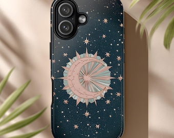 以下が含まれることがあります： 星空のデザインの携帯電話ケース。ケースは濃い青色で、星の模様と、太陽の光に囲まれたピンク色の三日月が中央に描かれています。ケースは光沢のある仕上がりです。