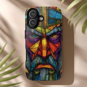 Op de afbeelding: Een kleurrijke telefoonhoes met een gestileerde illustratie van het gezicht van een Viking-krijger. Het ontwerp bevat een mozaïekachtig patroon met levendige tinten blauw, groen, geel, rood en paars. De hoes heeft een glanzende afwerking en een uitsparing voor de dubbele camera.