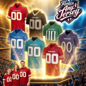 Puede incluir: Una colecci&oacute;n de camisetas de f&uacute;tbol americano en varios colores, incluyendo rojo, negro, azul, verde, turquesa y morado. Cada camiseta muestra el n&uacute;mero "00" y espacio para un nombre de equipo. La imagen incluye el texto "Replica Any Jersey".