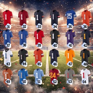Puede incluir: Una colecci&oacute;n de camisetas de f&uacute;tbol americano en varios colores, cada una con un n&uacute;mero y una letra. Las camisetas se muestran en un campo verde con luces de estadio en el fondo. Los n&uacute;meros van del 1 al 25.