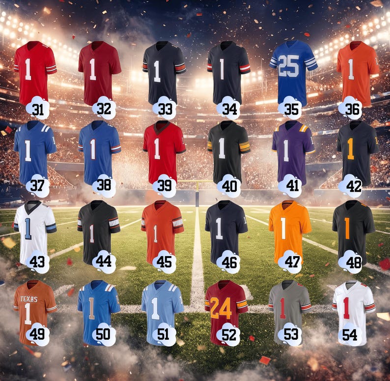 Puede incluir: Una colecci&oacute;n de camisetas de f&uacute;tbol americano en varios colores, cada una con un n&uacute;mero y una letra. Las camisetas se muestran en un campo verde con luces de estadio en el fondo. Los n&uacute;meros van del 1 al 25.