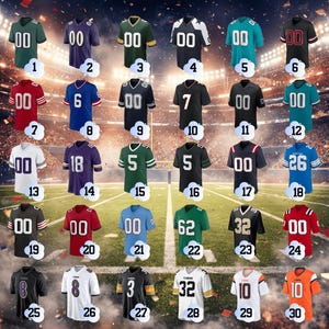 Puede incluir: Una colecci&oacute;n de treinta camisetas de f&uacute;tbol americano, cada una con un esquema de color y un n&uacute;mero diferente. Las camisetas se muestran en un campo de f&uacute;tbol, con n&uacute;meros que van del 00 al 62. Las camisetas son de varios colores.