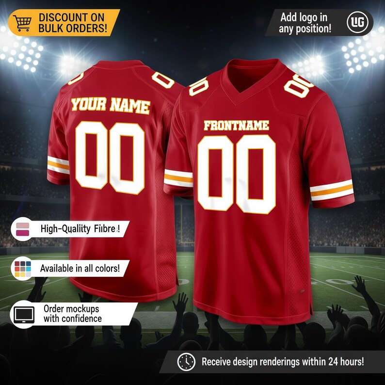 Puede incluir: Camiseta de f&uacute;tbol roja con letras y n&uacute;meros blancos. La camiseta tiene cuello en V y rayas blancas y doradas en las mangas. Los textos "YOUR NAME" y "FRONTNAME" son visibles, junto con el n&uacute;mero "00". La imagen tambi&eacute;n incluye el texto "&iexcl;DESCUENTO EN PEDIDOS AL POR MAYOR!" y "&iexcl;Disponible en todos los colores!"