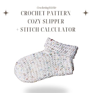 Puede incluir: Una zapatilla de ganchillo blanca con motas coloridas, diseñada para la comodidad. La imagen incluye el texto "Crochet Pattern Cozy Slipper + Stitch Calculator" y "Digital download only!!!".