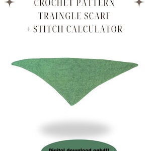 Op de afbeelding: Een groene gehaakte driehoekssjaal met de tekst "CROCHET PATTERN TRAINGLE SCARF + STITCH CALCULATOR" en "Digital download only!!!" op een witte achtergrond. Twee sterren staan in de bovenhoeken.