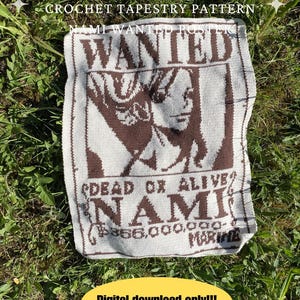 Peut inclure: Un patron de tapisserie au crochet avec un motif marron et blanc d'une affiche "Wanted" avec le nom "Nami". Le texte "DEAD OR ALIVE" et "MARINE" est également visible. Les mots "Digital download only!!!" sont dans un ovale jaune.