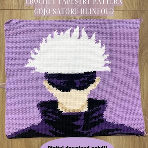 Op de afbeelding: Een vierkant haakpatroon voor een wandtapijt met een personage met stekelig wit haar, een zwarte blinddoek en een donkerpaars kledingstuk met een hoge kraag tegen een lichtpaarse achtergrond. Tekst: CrochetingWitMe CROCHET TAPESTRY PATTERN GOJO SATORU BLINFOLD Digital download only!!!