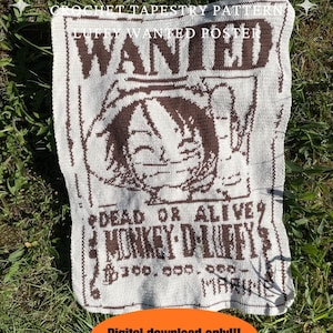 Può includere: Un arazzo rettangolare all'uncinetto con un disegno marrone e bianco di un manifesto di ricercato. Il testo recita WANTED, DEAD OR ALIVE, MONKEY D. LUFFY, 300.000.000 e MARINE. Il centro raffigura un personaggio dei cartoni con un cappello.