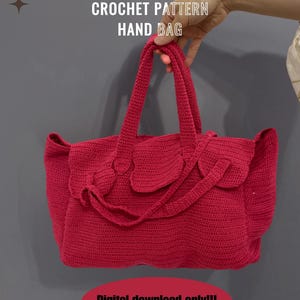 Puede incluir: Un bolso de mano de ganchillo color magenta brillante con un patrón de puntos texturizado, dos asas superiores y cierre de solapa. La imagen incluye el texto CrochetingWitMe, CROCHET PATTERN HAND BAG y Digital download only!!! en letras blancas y negras.